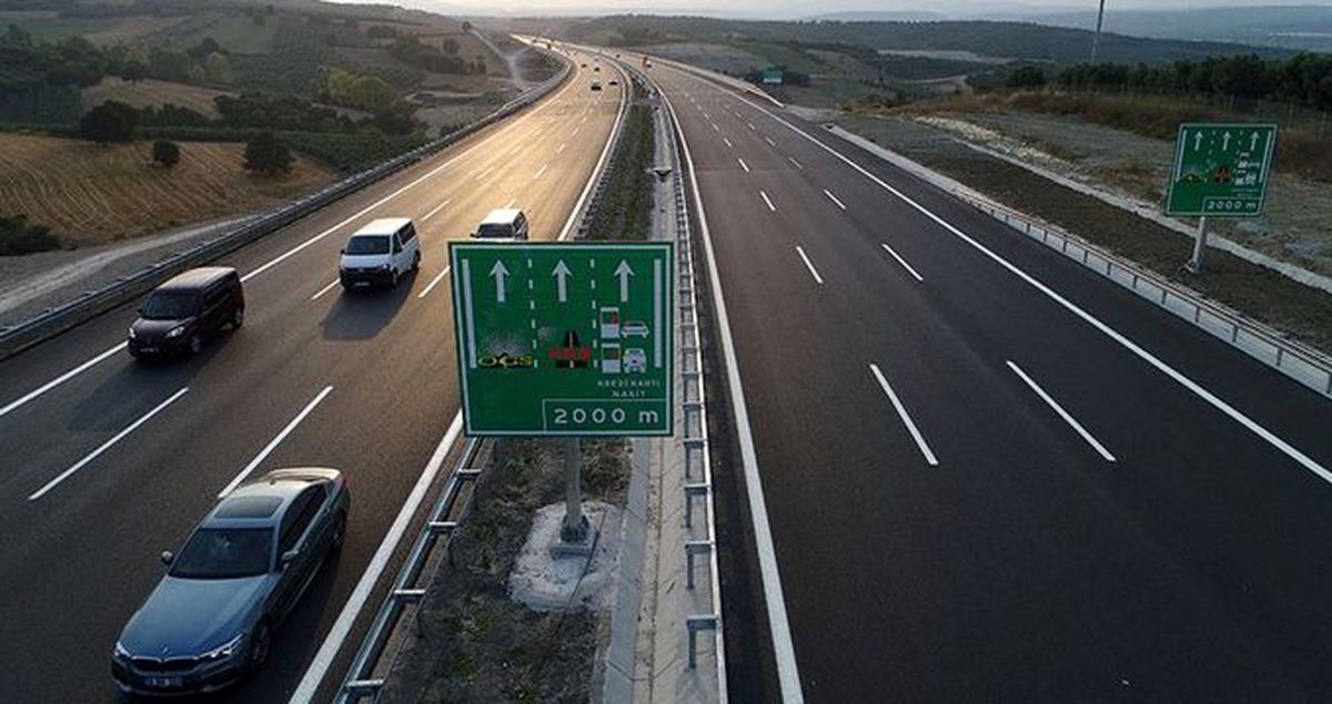 Bakan Turhan: İstanbul-İzmir otoyolundan 26 günde 2,5 milyon araç geçiş yaptı