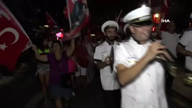 Bodrumlular Ardahan Belediye Başkanının şarkılarıyla coştu