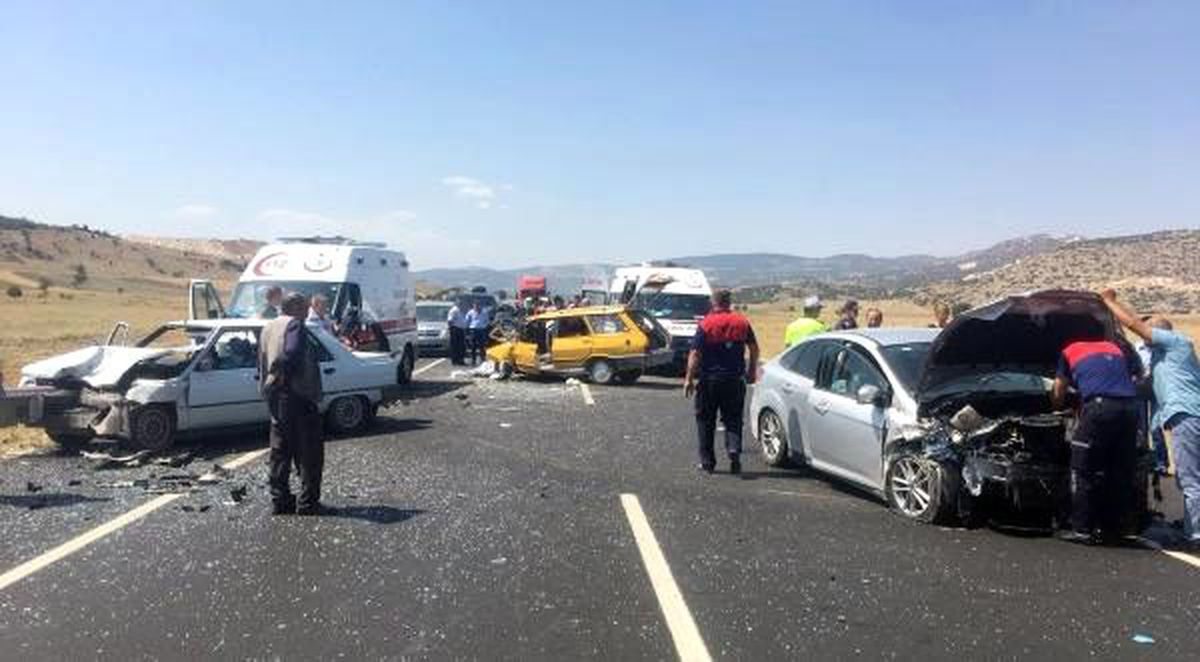 Burdur'da zincirleme trafik kazası: 1 ölü, 9 yaralı