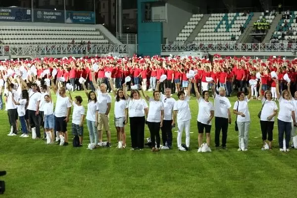 Bursa'da binlerce kişi bir araya gelerek türkiye haritasını oluşturdu