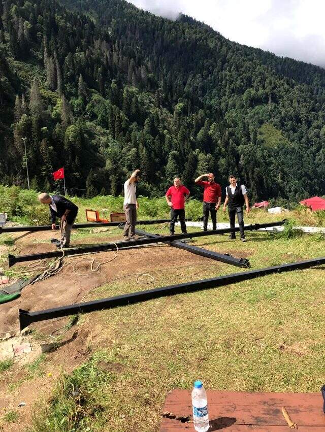 Erdoğan'ın 'O acayip şeyleri temizleyeceğiz' dediği Ayder Yaylası'ndaki salıncaklar sökülüyor