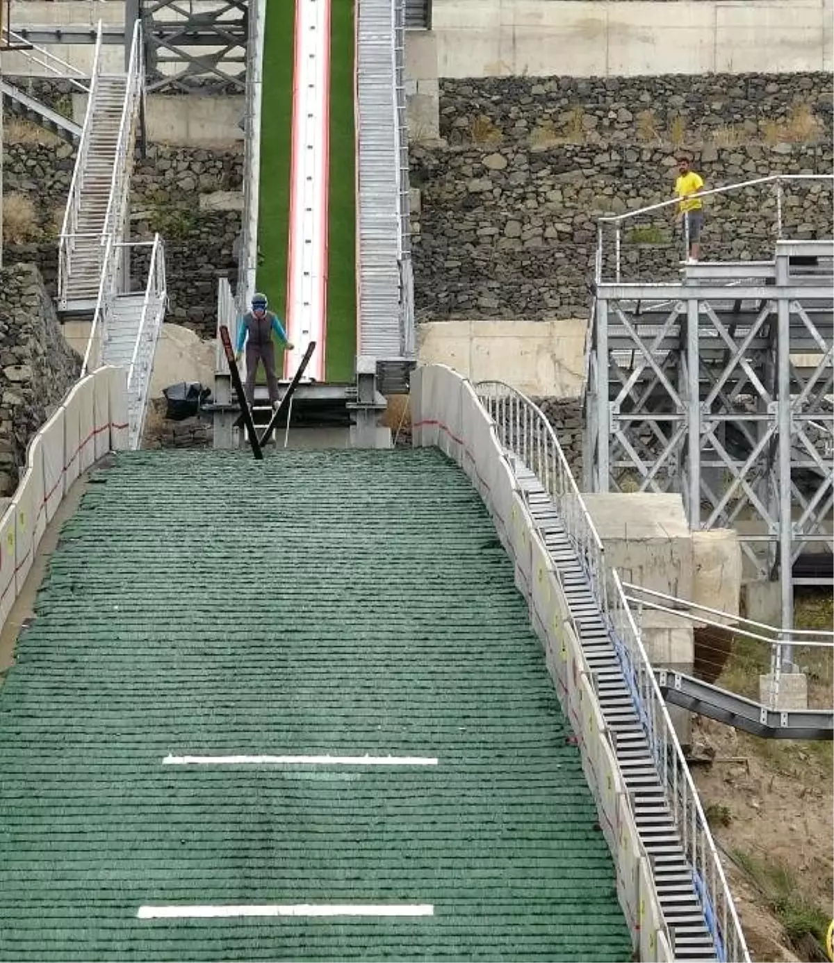 Erzurumlu çocukların kayakla atlamaya ilgisi arttı