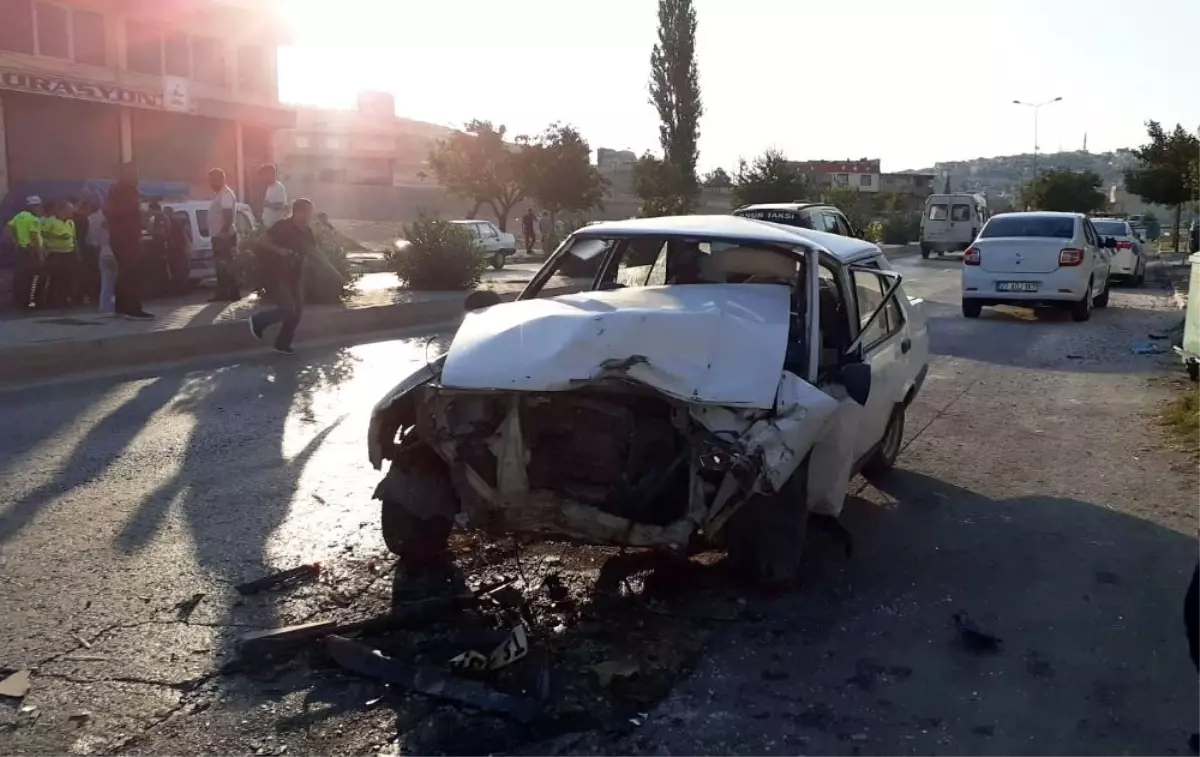 İki otomobil kafa kafaya çarpıştı: 4 yaralı