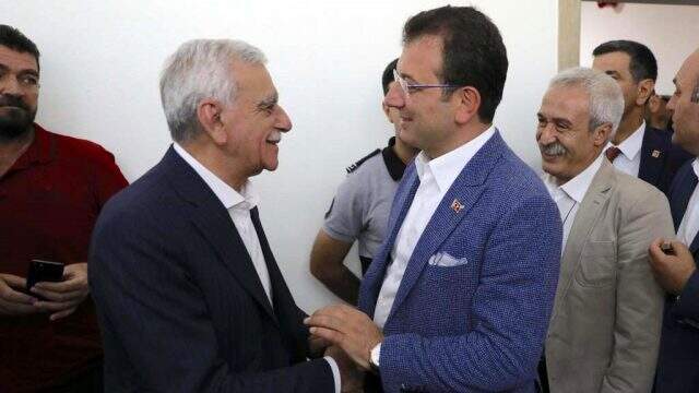 İmamoğlu, görevden alınan HDP'li belediye başkanına, valinin İBB'den indirdiği Atatürk portresini hediye etti