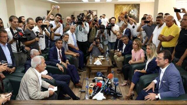 İmamoğlu, görevden alınan HDP'li belediye başkanına, valinin İBB'den indirdiği Atatürk portresini hediye etti
