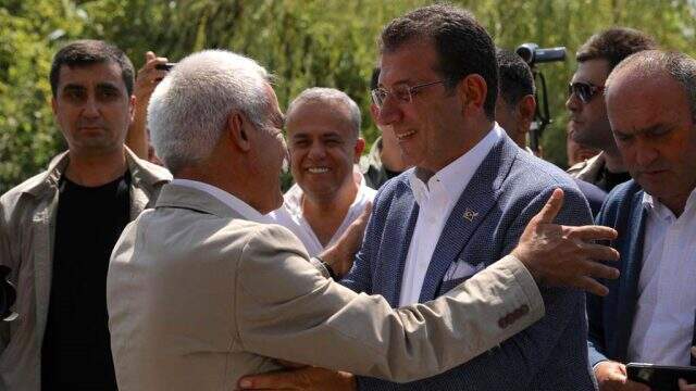 İmamoğlu, görevden alınan HDP'li belediye başkanına, valinin İBB'den indirdiği Atatürk portresini hediye etti