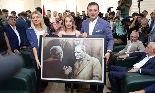 İmamoğlu, görevden alınan HDP'li belediye başkanına, valinin İBB'den indirdiği Atatürk portresini hediye etti