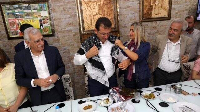 İmamoğlu, görevden alınan HDP'li belediye başkanına, valinin İBB'den indirdiği Atatürk portresini hediye etti