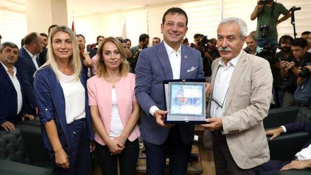İmamoğlu, görevden alınan HDP'li belediye başkanına, valinin İBB'den indirdiği Atatürk portresini hediye etti