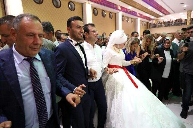İmamoğlu'na Batman düğününde horon sürprizi