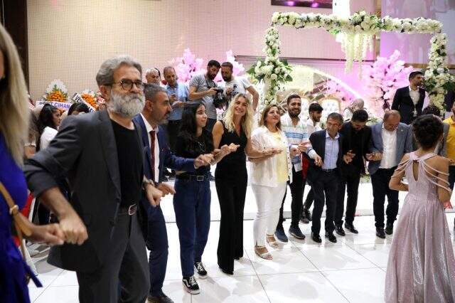 İmamoğlu'na Batman düğününde horon sürprizi
