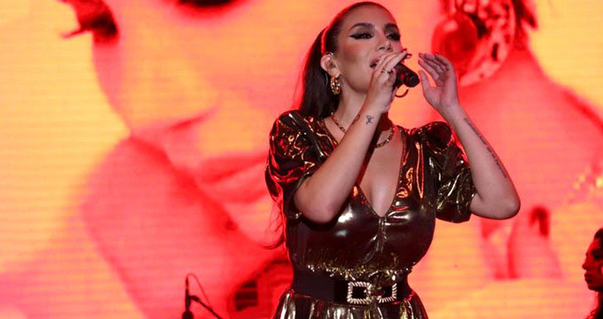 İrem Derici'nin konserinde havai fişeğin isabet ettiği minibüs cayır cayır yandı