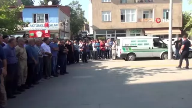 Kazada hayatını kaybeden özel hareket polisi son yolculuğuna uğurlandı Kazada hayatını kaybeden özel hareket polisi son yolculuğuna uğurlandı