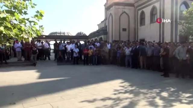 Kazada hayatını kaybeden özel hareket polisi son yolculuğuna uğurlandı Kazada hayatını kaybeden özel hareket polisi son yolculuğuna uğurlandı