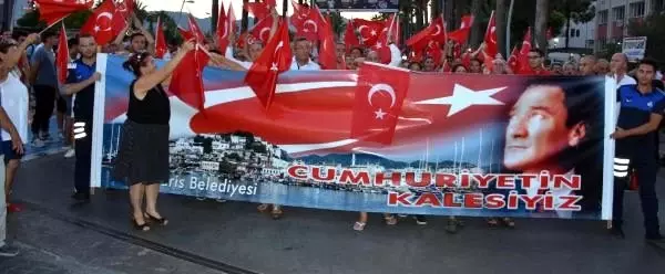 Marmaris te 10 bin kişi zafer yürüyüşü yaptı