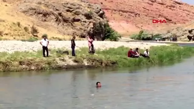 Siirt derede kaybolan çocuk, ölü bulundu Siirt derede kaybolan çocuk, ölü bulundu
