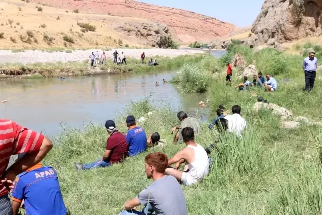 Siirt'te Basur Çay'ına giren 1 çocuk boğuldu Siirt'te Basur Çay'ına giren 1 çocuk boğuldu