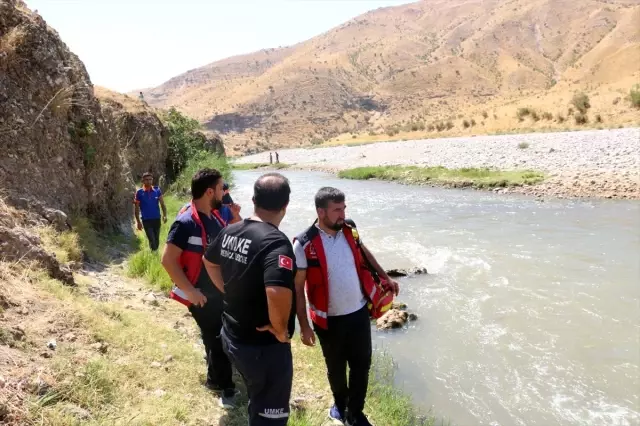 Siirt'te çaya giren 11 yaşındaki çocuk boğuldu Siirt'te çaya giren 11 yaşındaki çocuk boğuldu
