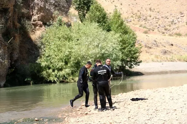 Siirt'te çaya giren 11 yaşındaki çocuk boğuldu Siirt'te çaya giren 11 yaşındaki çocuk boğuldu