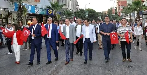 Turgutlu'da 97'nci yıl için 970 metrelik bayraklı yürüyüş