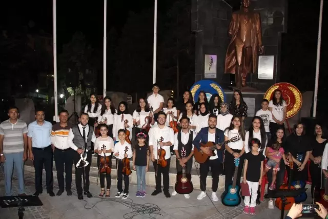 Yaz Kursu Öğrencilerinin Müzik Dinletisi Büyük Beğeni Topladı Yaz Kursu Öğrencilerinin Müzik Dinletisi Büyük Beğeni Topladı