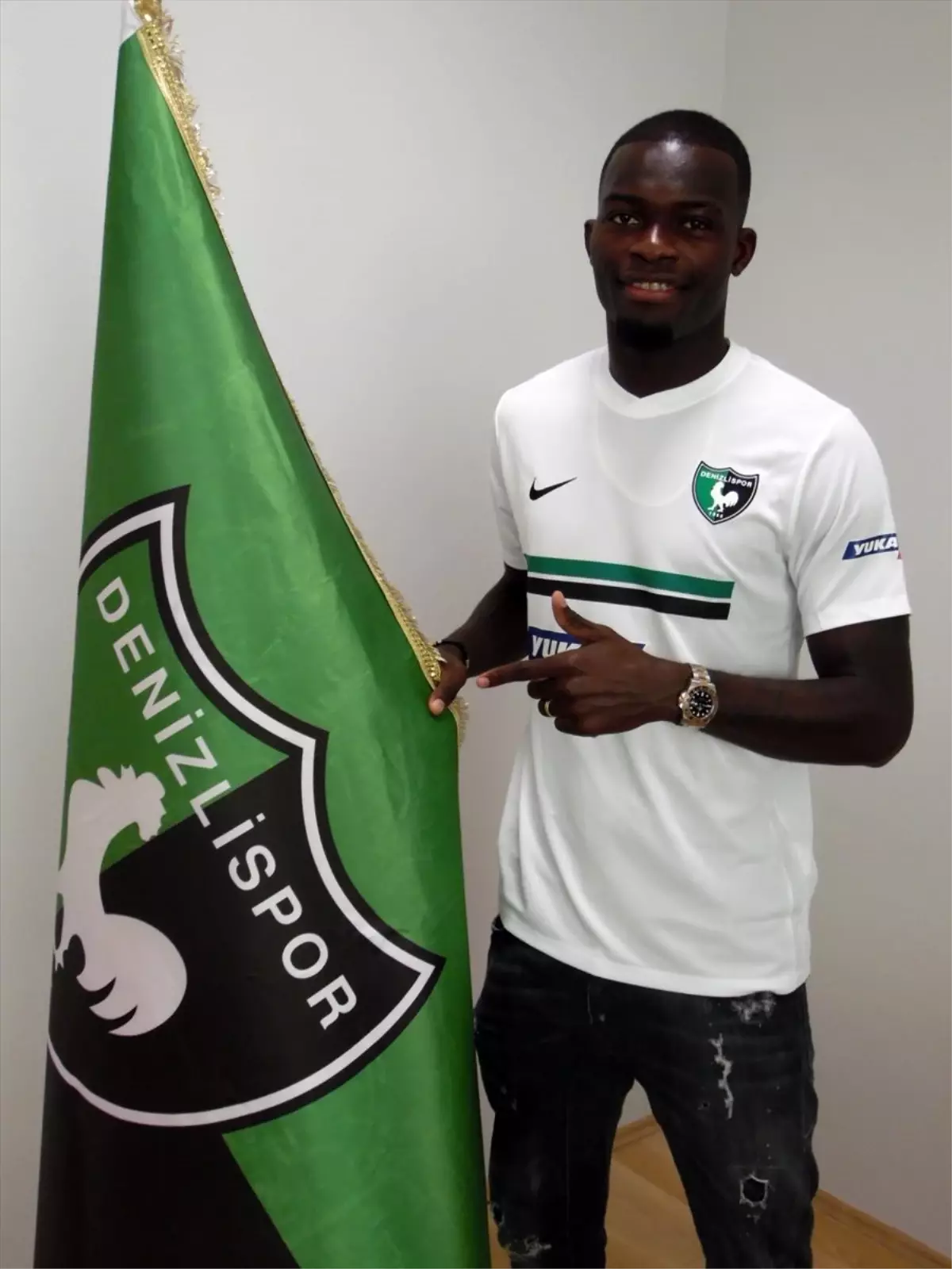 Yukatel Denizlispor'da Sackey sözleşme imzaladı