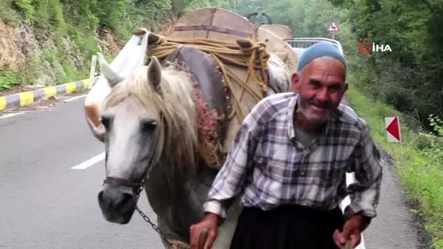 60 yıldır at üstünde elma satıyor