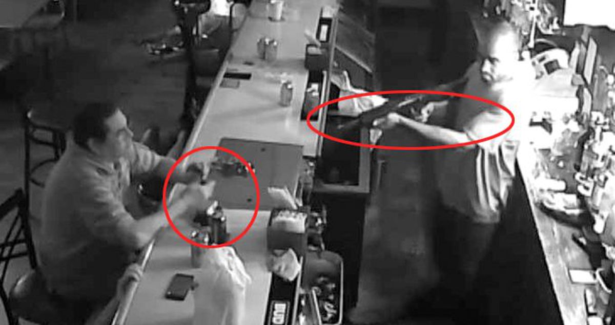Bar soyuldu, vurdumduymaz adam içkisini içmeye devam etti! O anlar kamerada