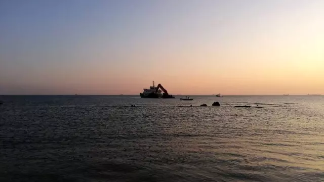 Bozcaada açıklarında su alan gemi karaya oturdu