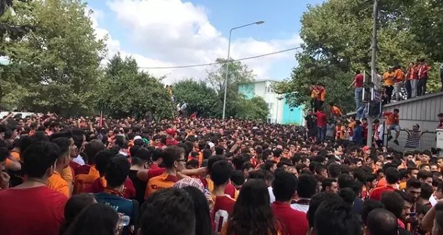 Galatasaraylı taraftarlar, Falcao'yu bekliyor!