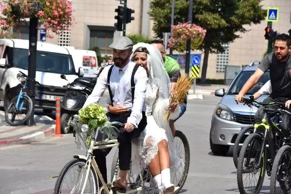 Gelin ve damat, bisikletli konvoyla mutluluğa pedal çevirdi