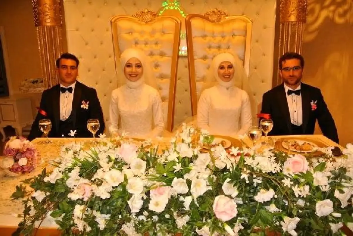 İki kardeş aynı düğünde evlendi