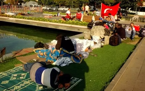 İşten çıkarılan işçilerin ibb önündeki eylemi 4. gününe girdi İşten çıkarılan işçilerin ibb önündeki eylemi 4. gününe girdi