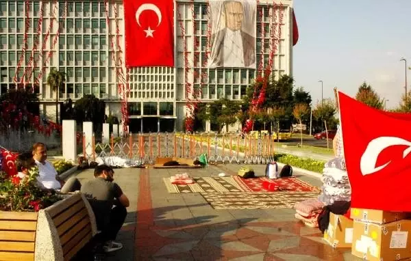 İşten çıkarılan işçilerin ibb önündeki eylemi 4. gününe girdi İşten çıkarılan işçilerin ibb önündeki eylemi 4. gününe girdi