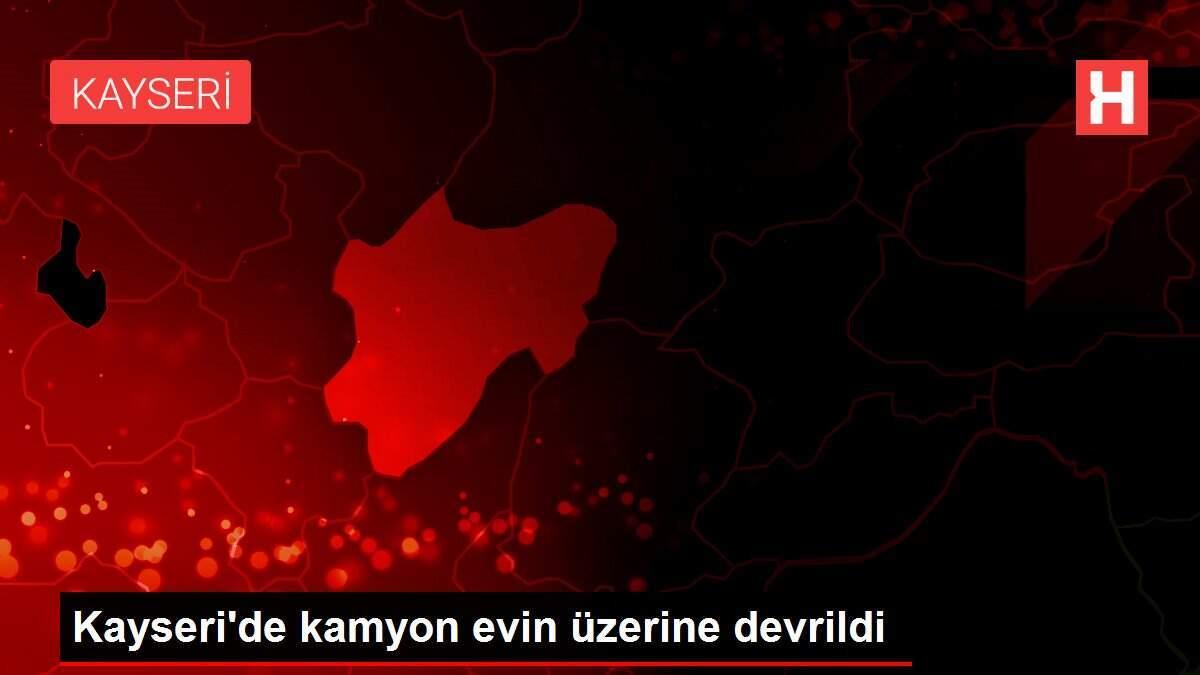 Kayseri'de kamyon evin üzerine devrildi