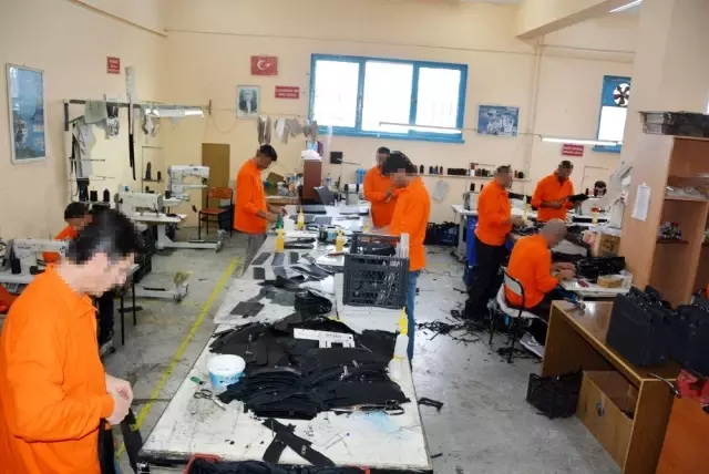 Öğrenciler tasarlıyor, hükümlüler dikiyor Öğrenciler tasarlıyor, hükümlüler dikiyor
