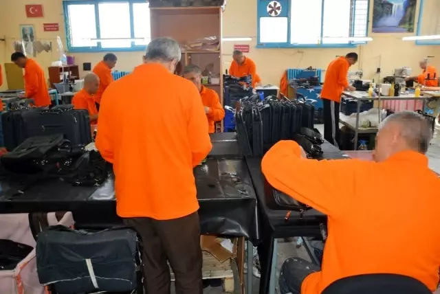 Öğrenciler tasarlıyor, hükümlüler dikiyor Öğrenciler tasarlıyor, hükümlüler dikiyor