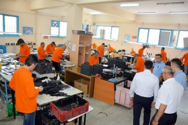 Öğrenciler tasarlıyor, hükümlüler dikiyor Öğrenciler tasarlıyor, hükümlüler dikiyor