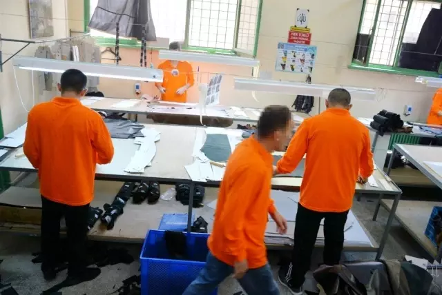 Öğrenciler tasarlıyor, hükümlüler dikiyor Öğrenciler tasarlıyor, hükümlüler dikiyor