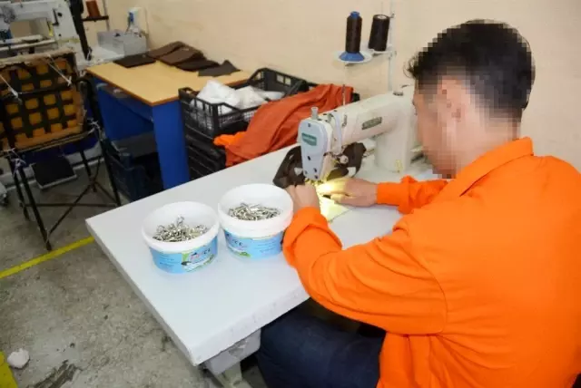Öğrenciler tasarlıyor, hükümlüler dikiyor Öğrenciler tasarlıyor, hükümlüler dikiyor