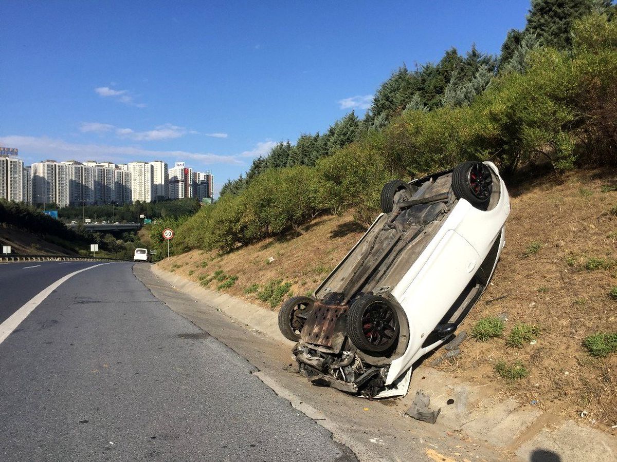 Taksiciden kaçarken kaza yaptı, hurdaya dönen araçtan burnu kanamadan kurtuldu