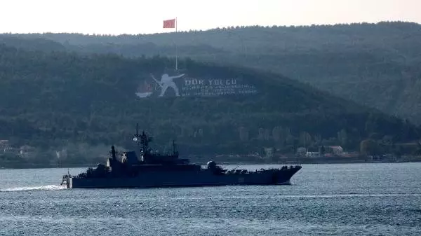 Rus savaş gemisi 'caesar kunikov' çanakkale boğazı'ndan geçti