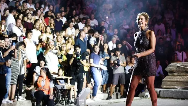 Sıla, Bodrum'da Emine Bulut için söyledi Sıla, Bodrum'da Emine Bulut için söyledi