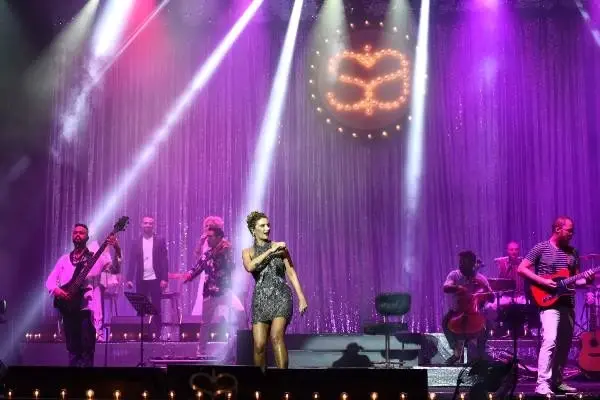 Sıla, bodrum'da emine bulut için söyledi Sıla, bodrum'da emine bulut için söyledi