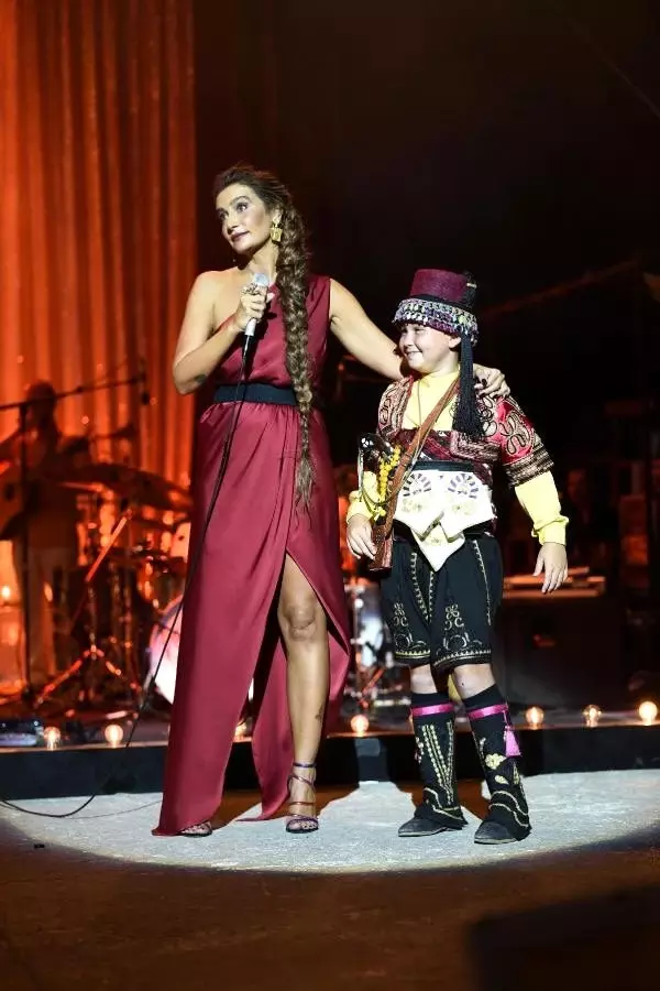 Sıla, bodrum'da emine bulut için söyledi Sıla, bodrum'da emine bulut için söyledi