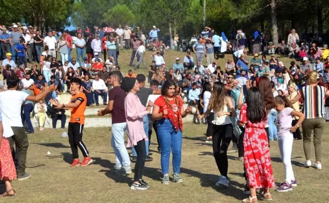 Tarihi karadede panayırında Güllü rüzgarı esti Tarihi karadede panayırında Güllü rüzgarı esti