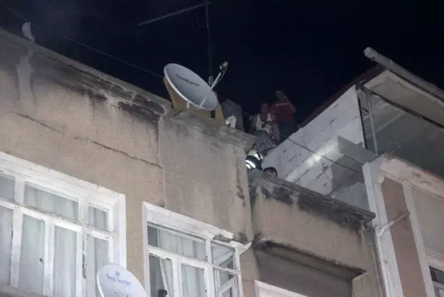 2 katlı binada çıkan yangında 7 kişi mahsur kaldı 2 katlı binada çıkan yangında 7 kişi mahsur kaldı
