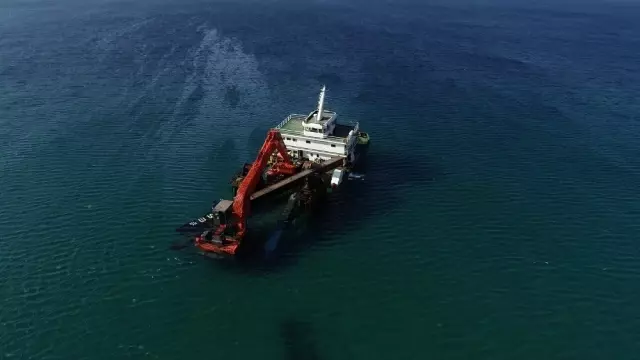 Bozcaada'da baştan karaya vuran gemi havadan görüntülendi