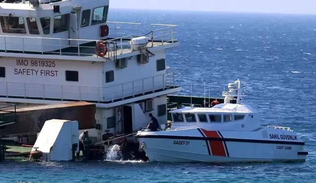 Bozcaada'da karaya vuran gemi Sahil Güvenlik tarafından kontrol edildi