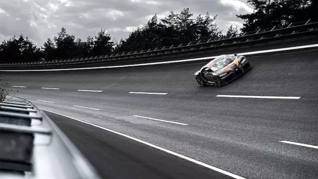 Bugatti Chiron saatte 490 kilometre hızı aşarak yeni dünya rekorunu kırdı Bugatti Chiron saatte 490 kilometre hızı aşarak yeni dünya rekorunu kırdı